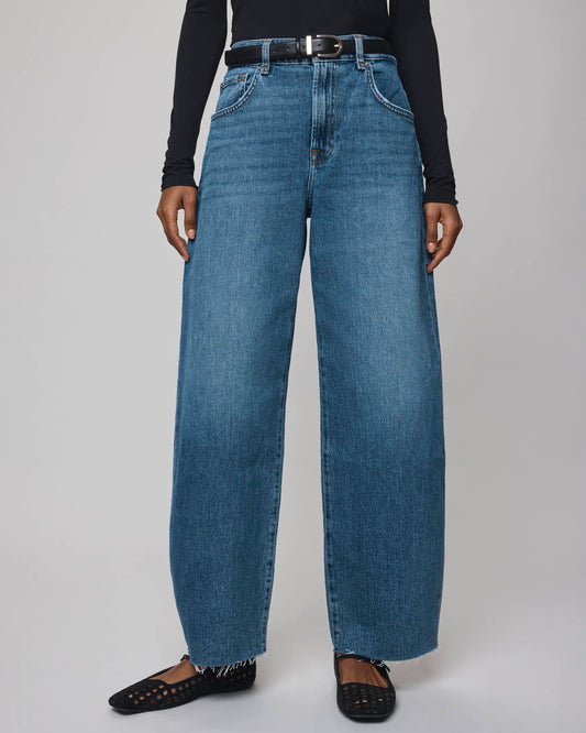 Carson Barrel Leg Jean in Medium Wash - Medium Wash