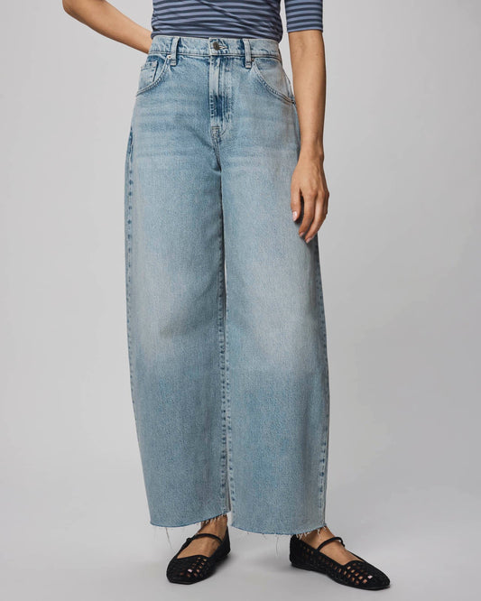 Carson Barrel Leg Jean in Light Wash - Light Wash